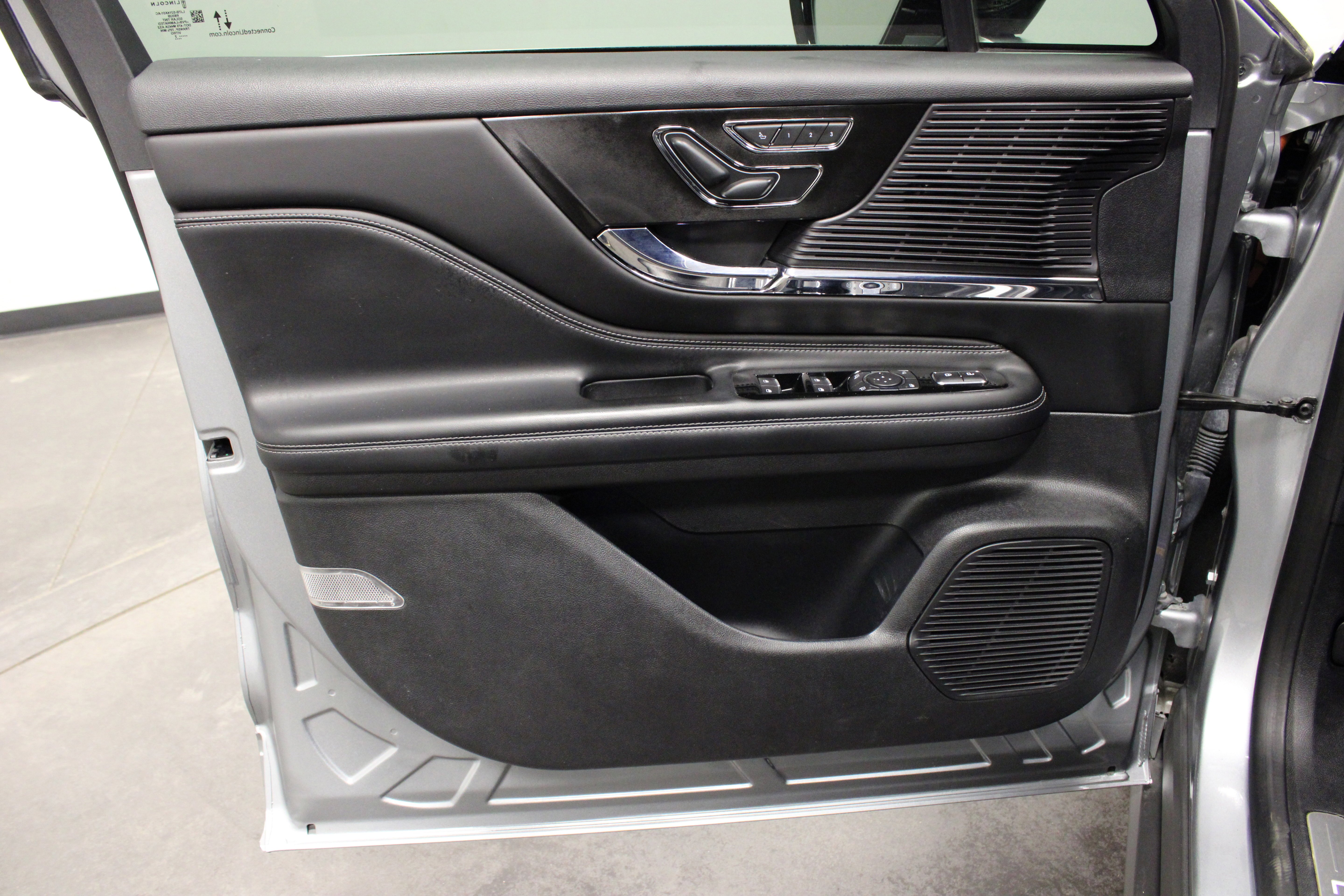 Used 2022 Silver Radiance Metallic Clearcoat Lincoln Grand Touring image 19