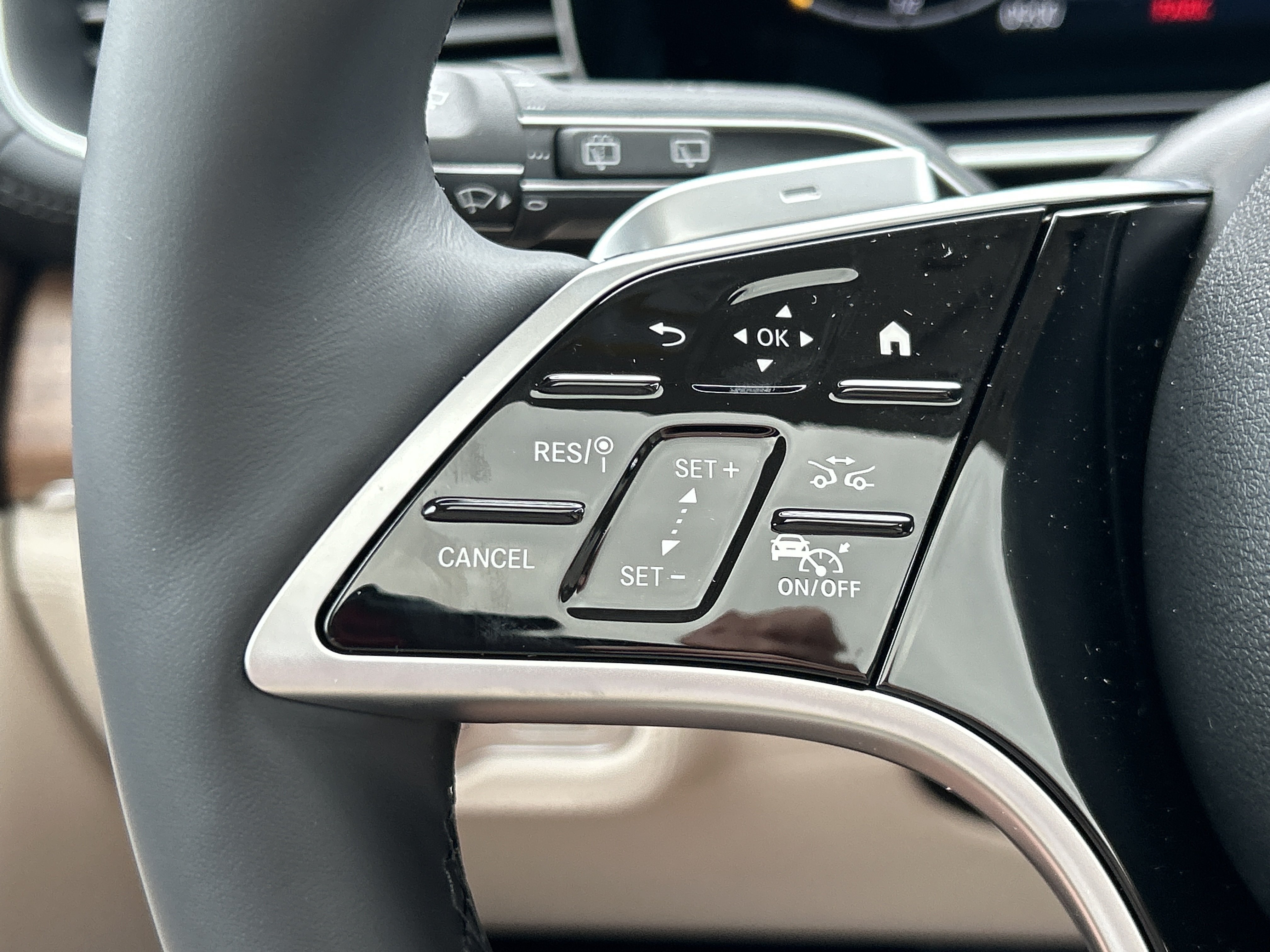 New 2026 MANUFAKTUR Moonlight White Metallic Mercedes-Benz GLE 450 4MATIC® SUV image 24