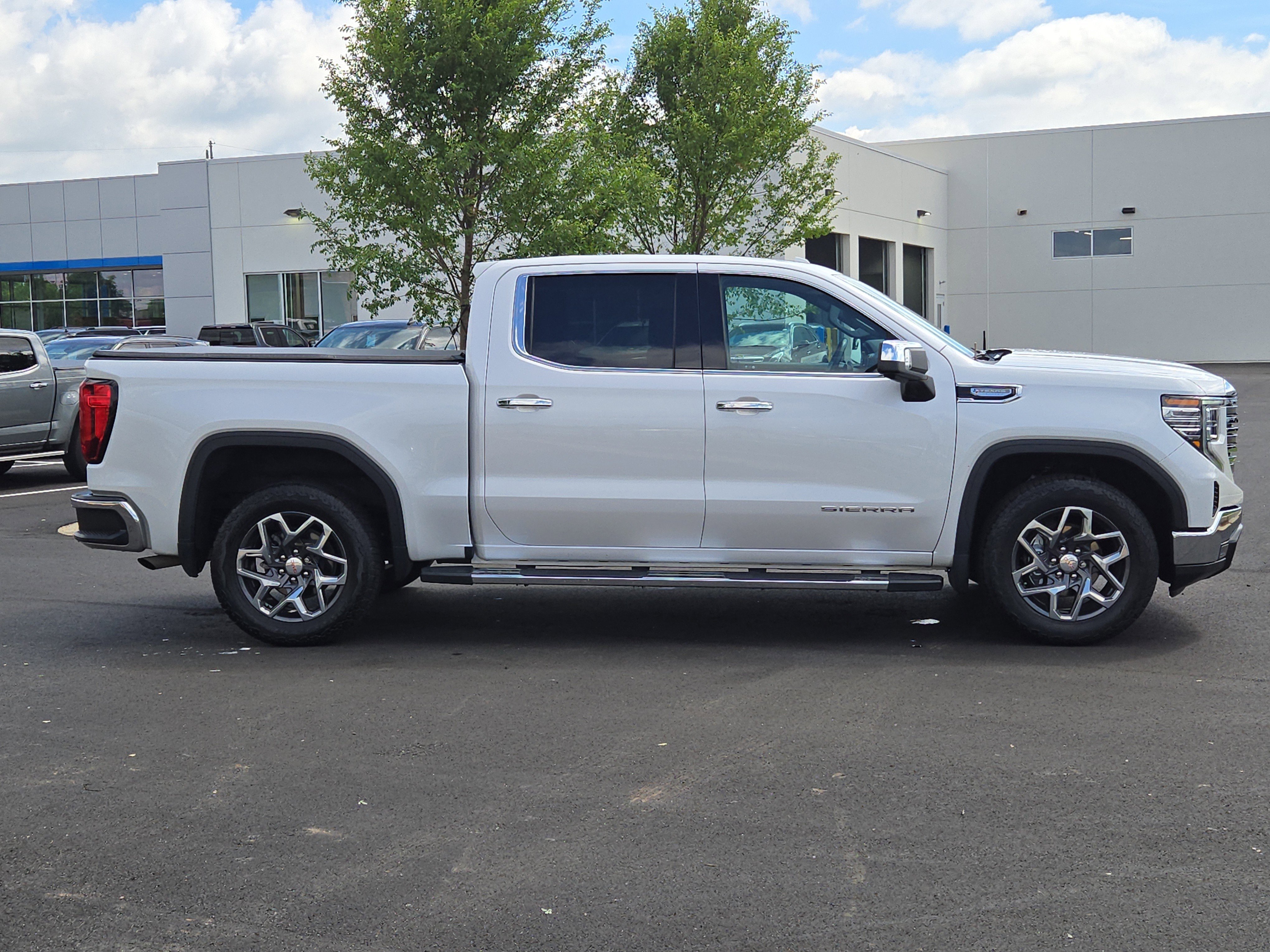 Used 2023 White Frost Tricoat GMC SLT image 9