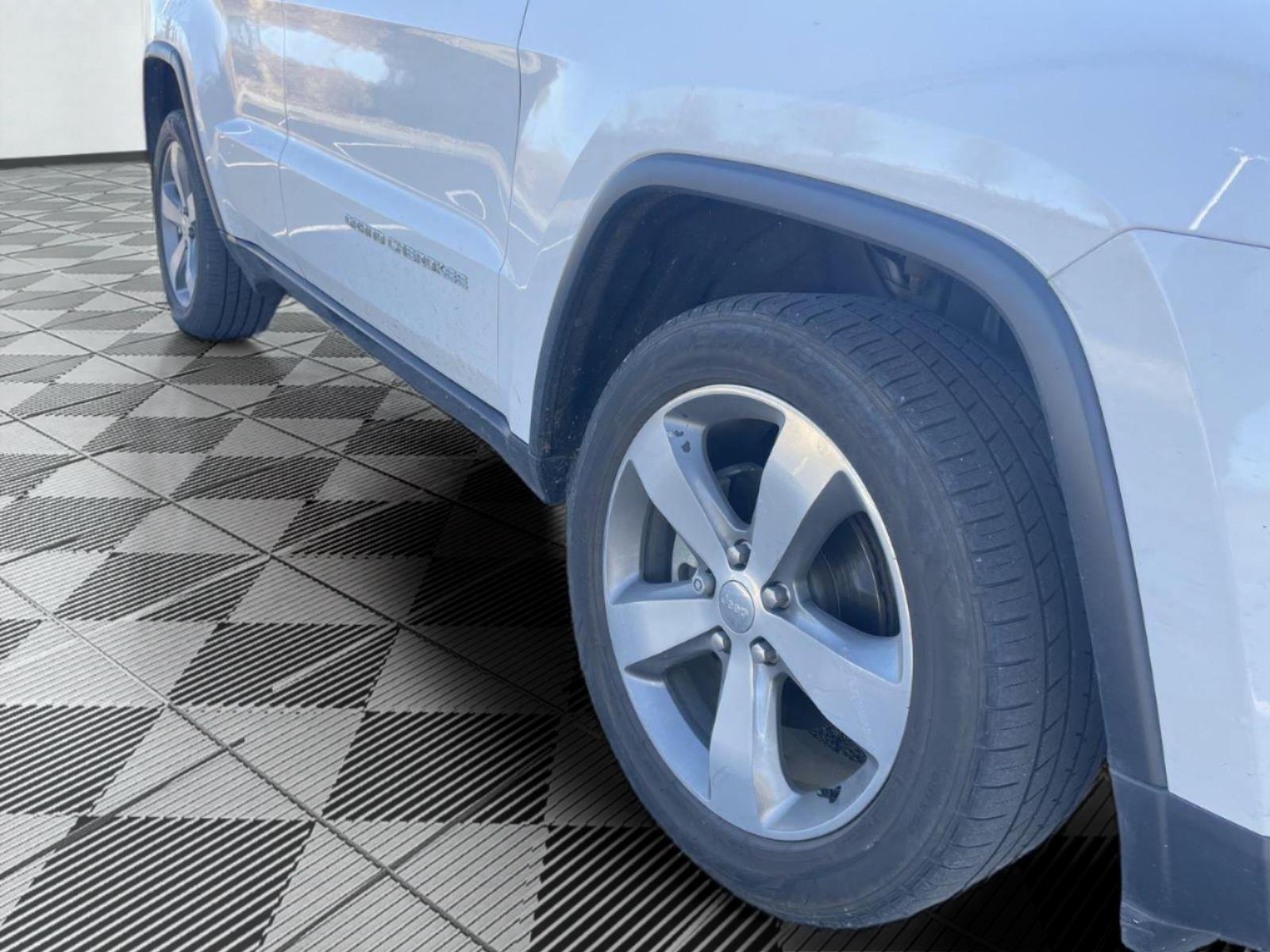 Used 2015 Jeep Grand Cherokee Limited with VIN 1C4RJFBG1FC680533 for sale in Kansas City