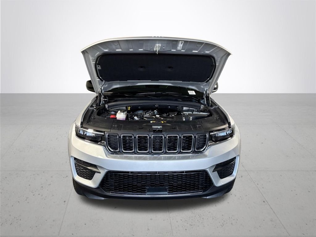 New 2026 Silver Zynith Exterior Paint Jeep Laredo image 21