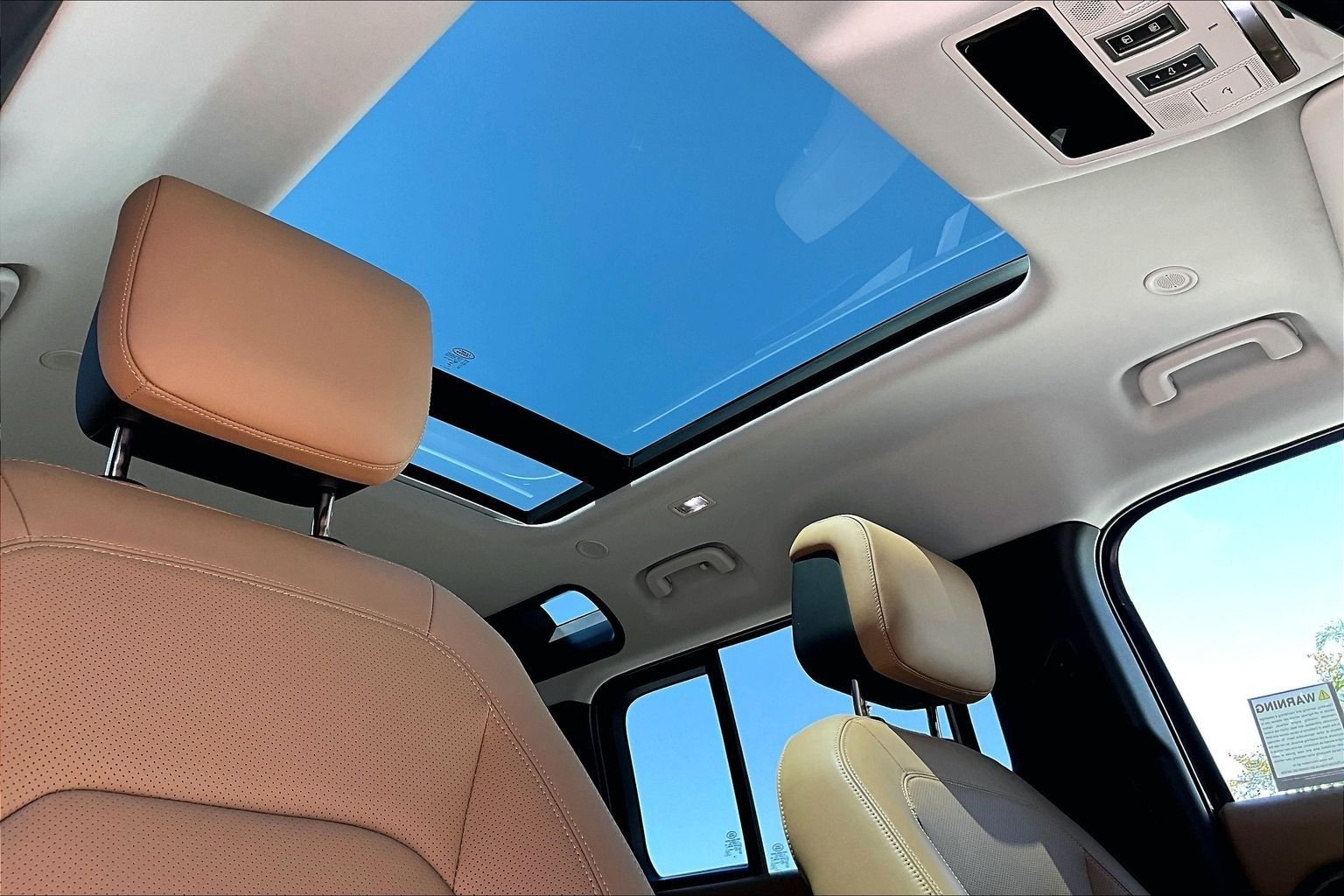 Used 2025  Land Rover S image 21