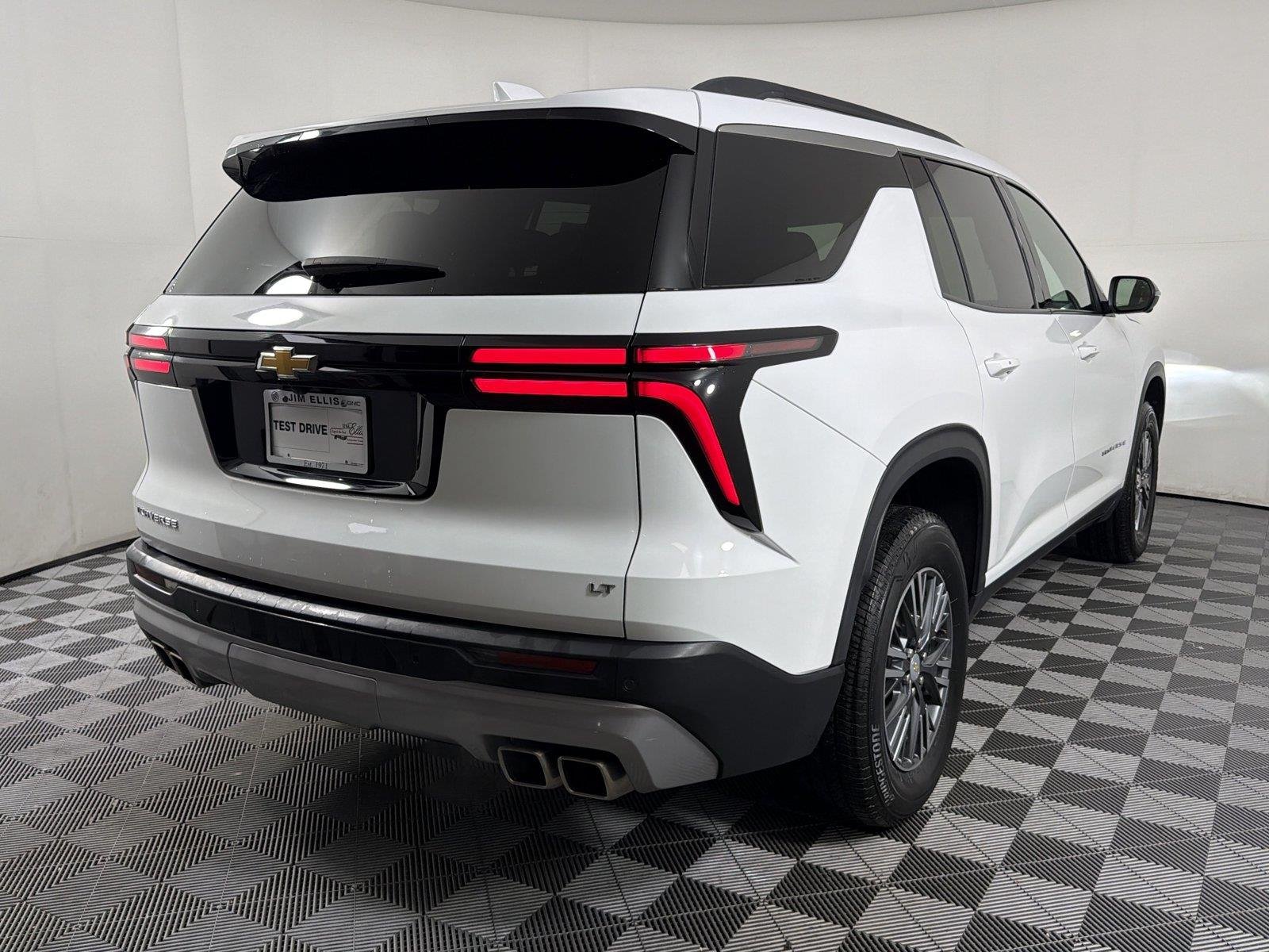 Used 2024 Summit White Chevrolet LT image 6