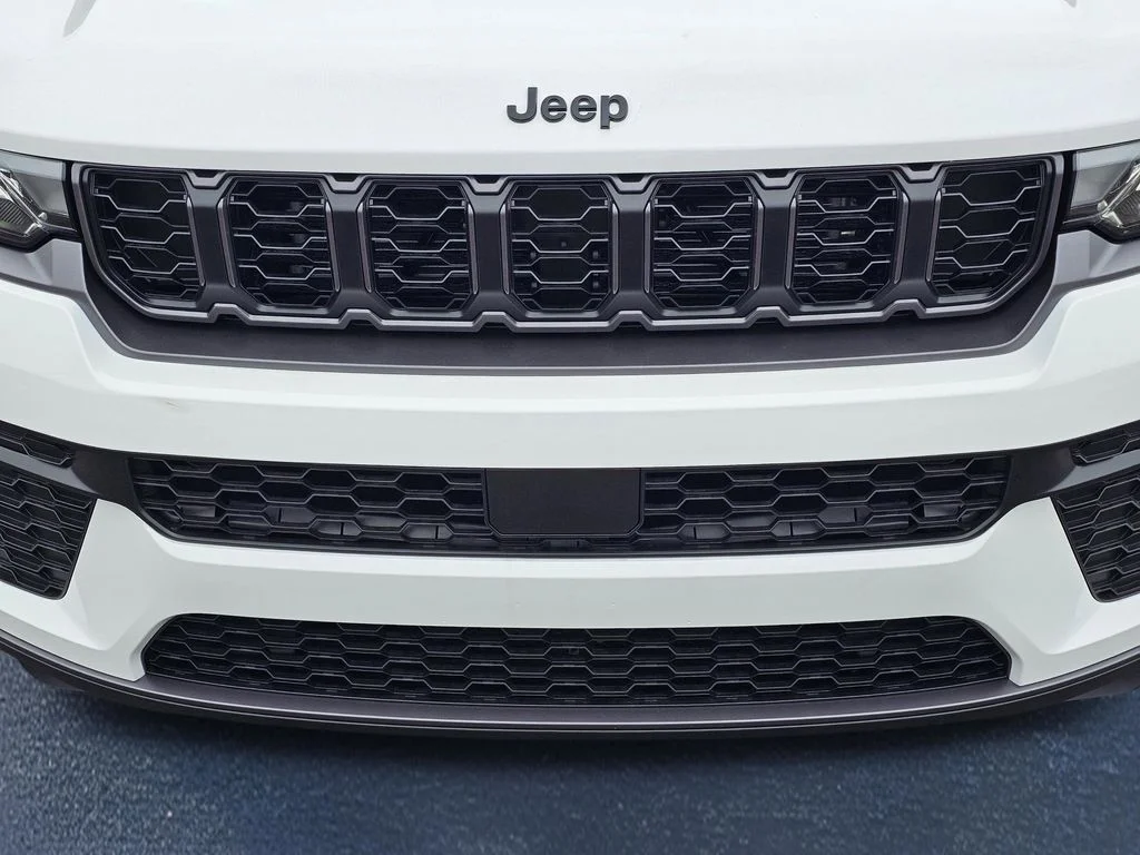 New 2026 Bright White Clear-Coat Exterior Paint Jeep Altitude image 3