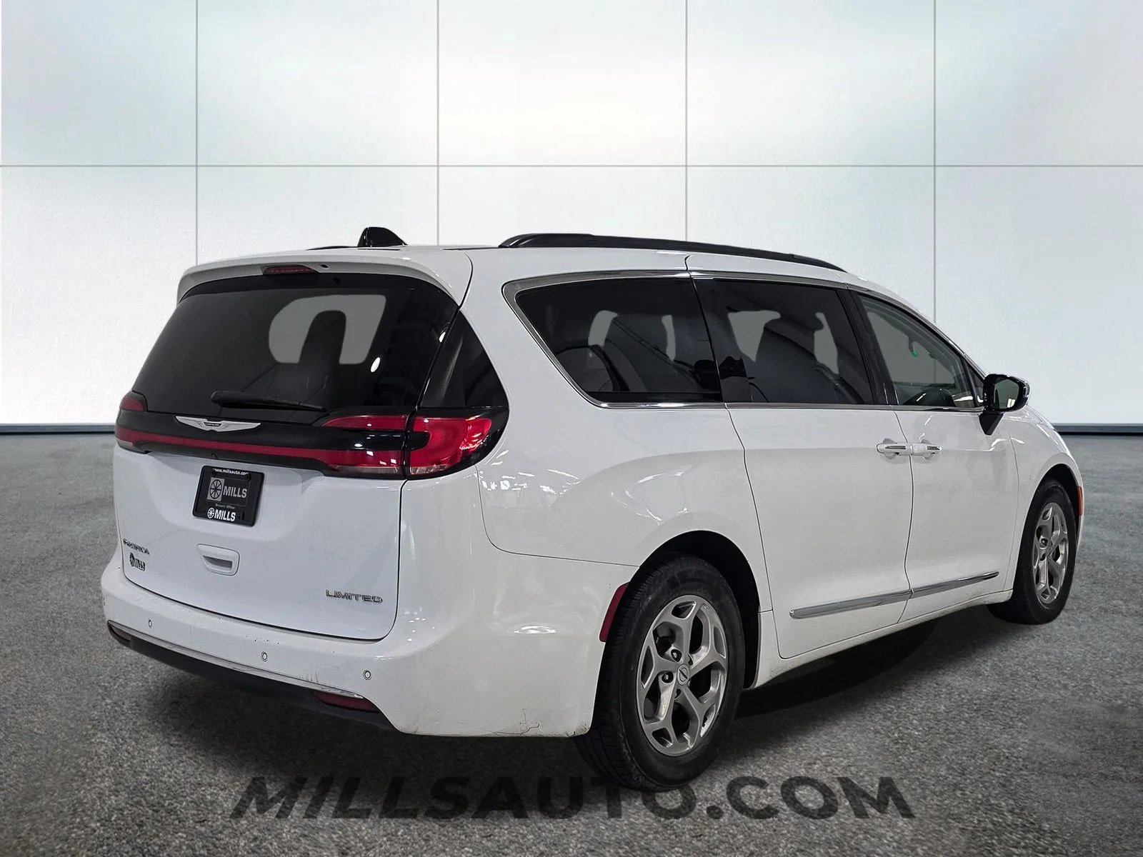 Used 2023 White Chrysler Limited image 8