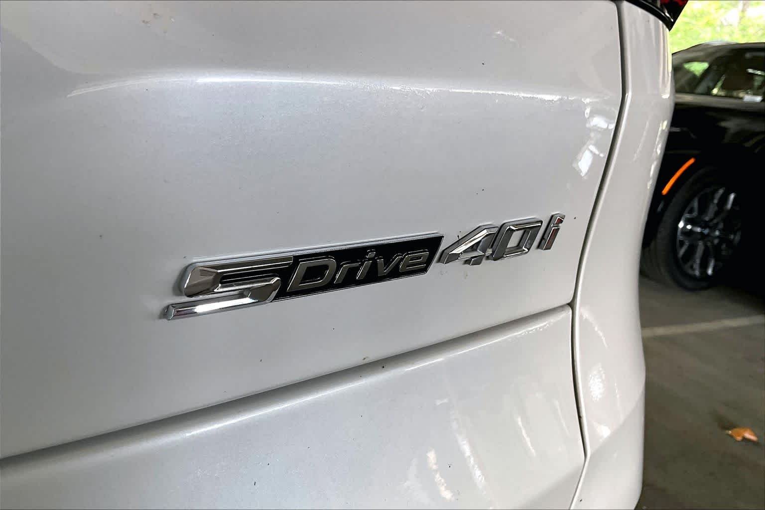 Used 2025 Mineral White Metallic BMW sDrive40i image 9
