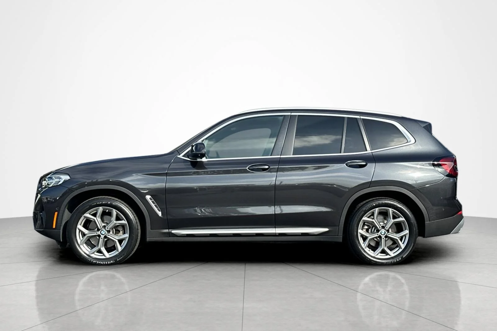 Used 2024 Dark Graphite Metallic BMW xDrive30i image 2