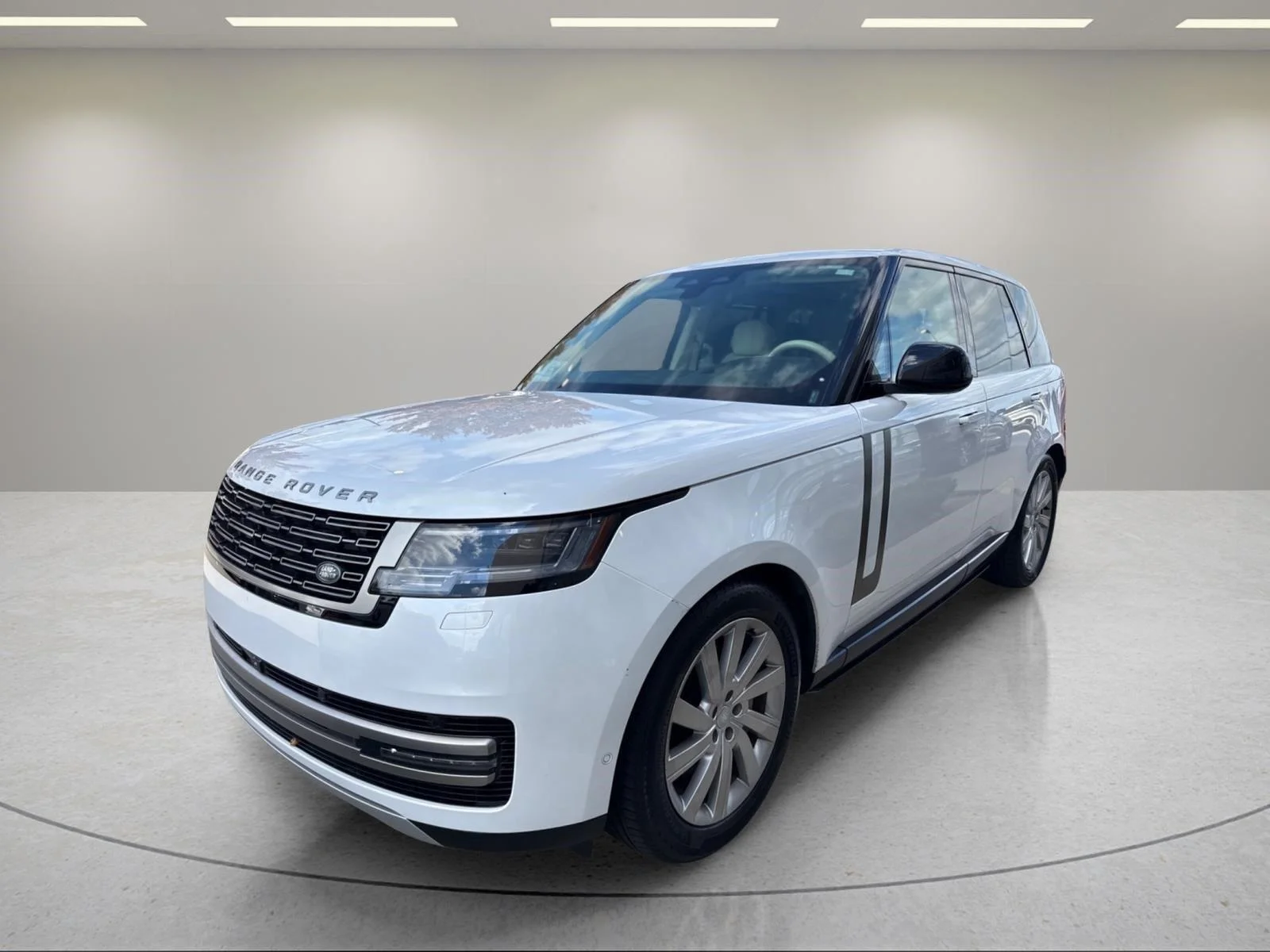 Used 2024 Fuji White Land Rover SE image 2