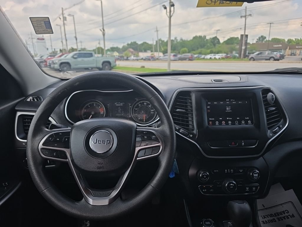 Used 2021 White Jeep Latitude image 12