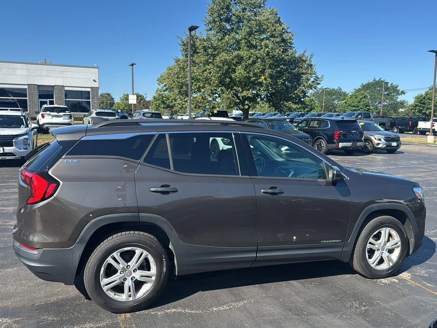Used 2020 Smokey Quartz Metallic GMC SLE image 8