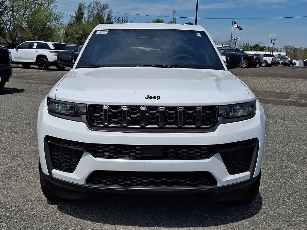 New 2026 Bright White Clear-Coat Exterior Paint Jeep Laredo Altitude image 2