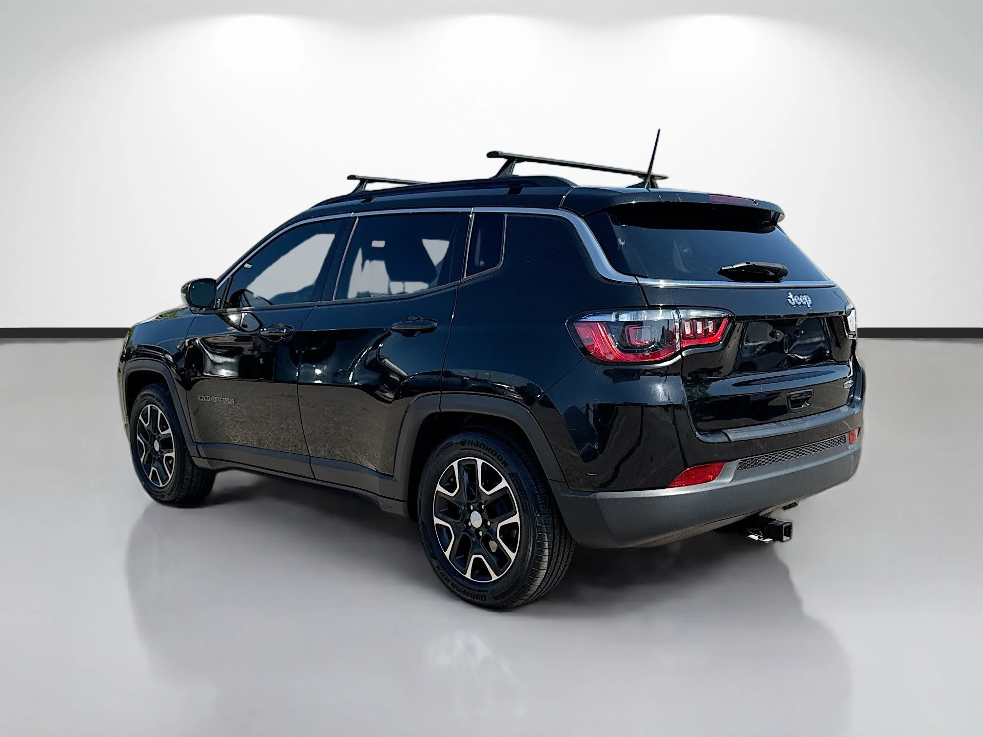 Used 2022 Diamond Black Crystal Pearlcoat Jeep Latitude image 5
