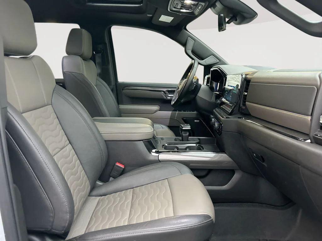Used 2025 White Chevrolet ZR2 image 32