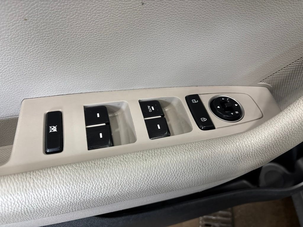 Used 2018 Gray Hyundai SE image 15