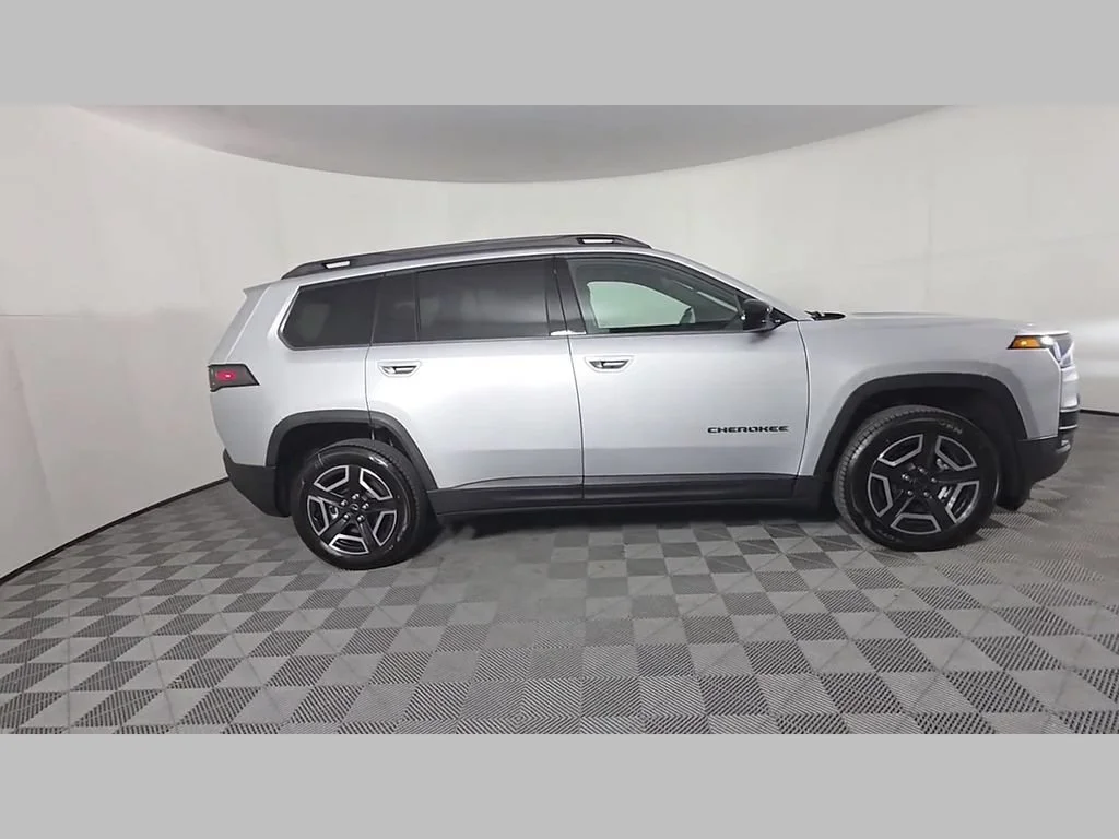 New 2026 Silver Zynith Clear-Coat Exterior Paint Jeep Laredo image 22
