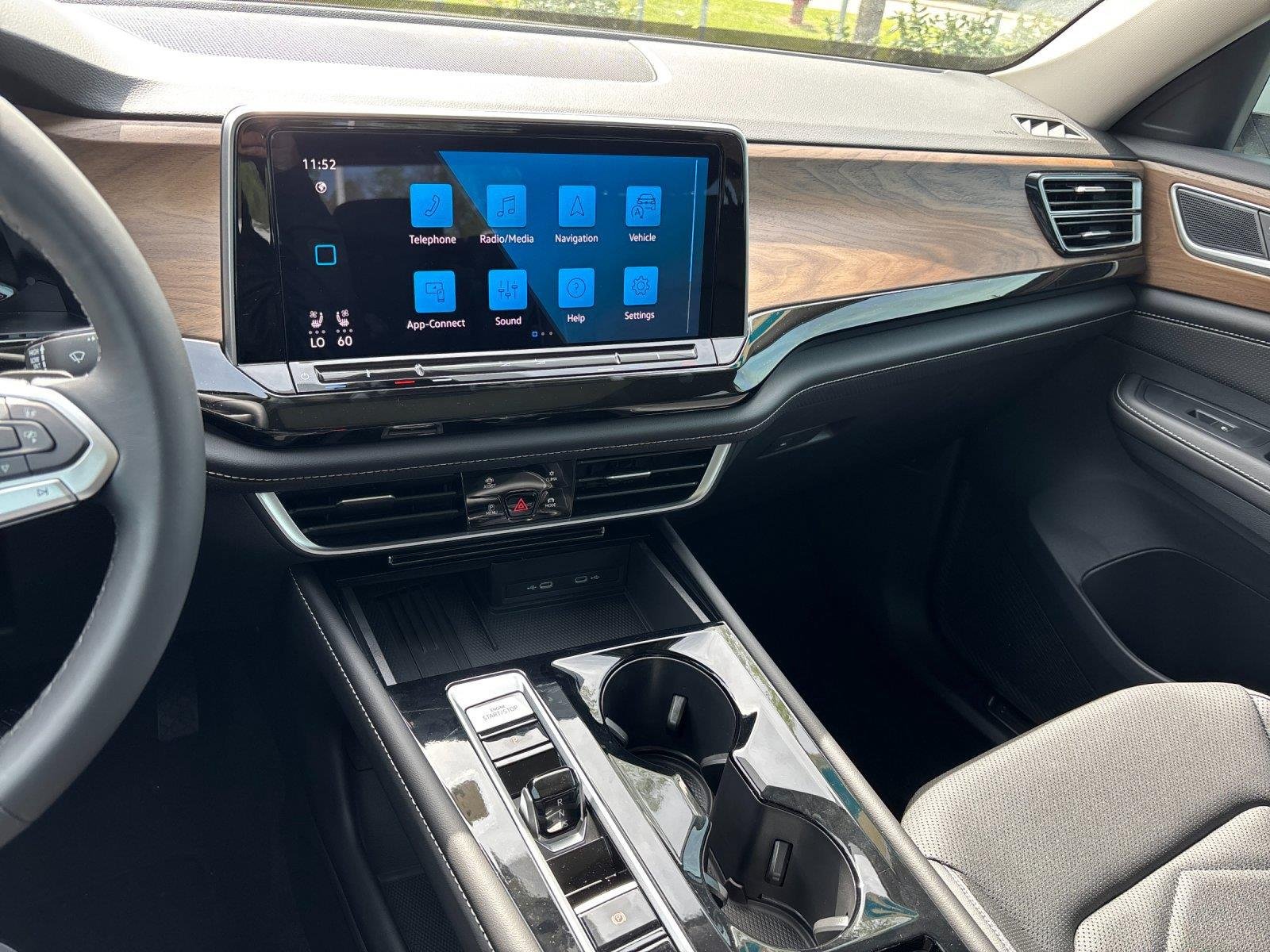 2025 Volkswagen Atlas SE w/Tech - Photo 28