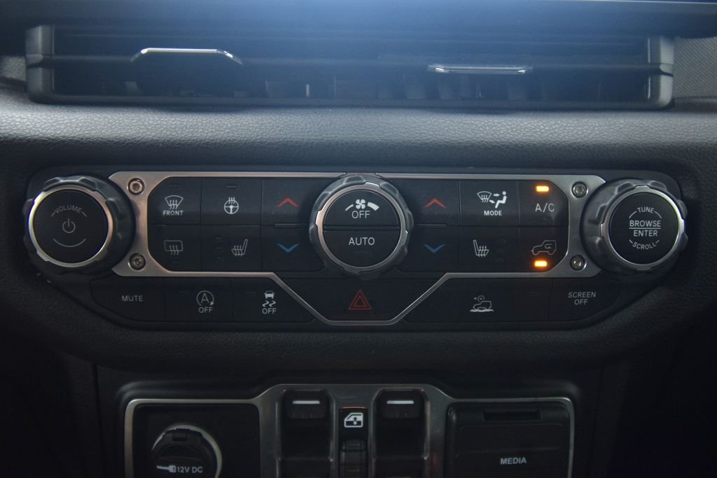 Used 2024 Silver Zynith Clearcoat Jeep Sport S image 31