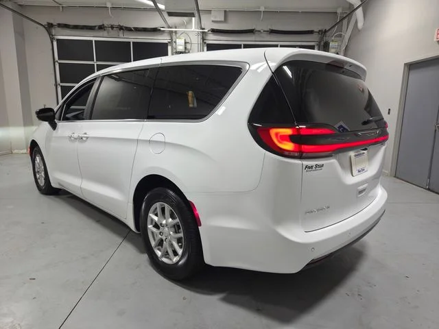 New 2027 Bright White Clear-Coat Exterior Paint Chrysler Select image 10