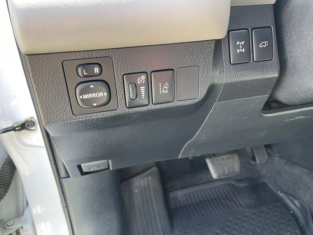 Used 2017 Super White Toyota XLE image 18