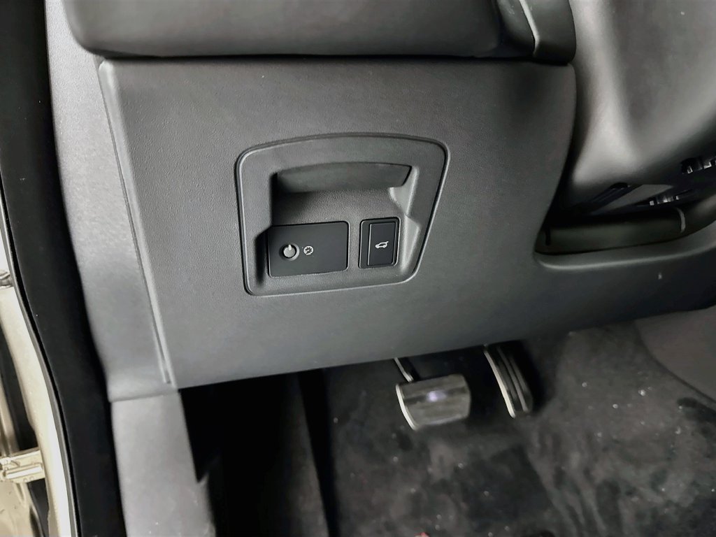 New 2026 Batumi Gold Land Rover Belgravia Edition image 10