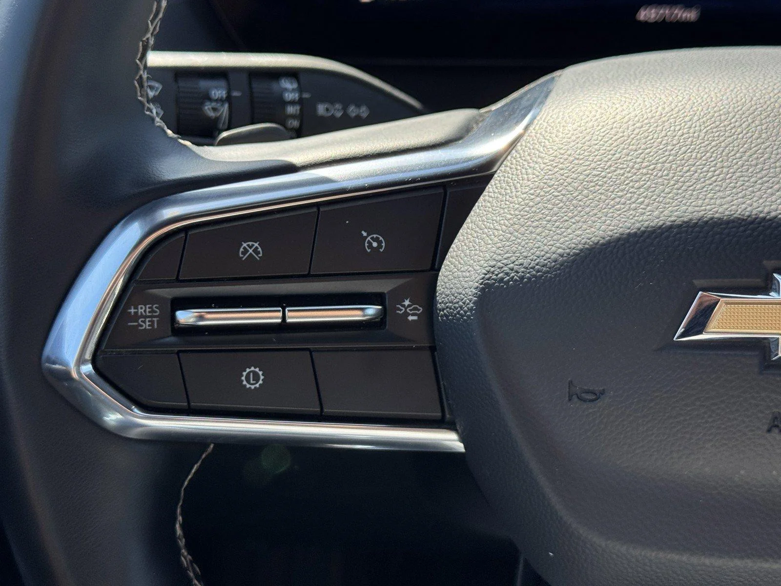 Used 2025 Summit White Chevrolet LT image 25