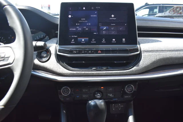 Used 2022 White Jeep Latitude image 26
