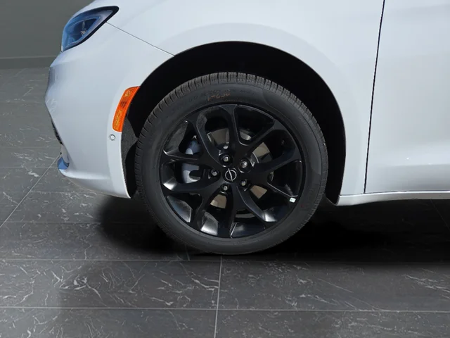 New 2026 Bright White Clear-Coat Exterior Paint Chrysler Limited image 42