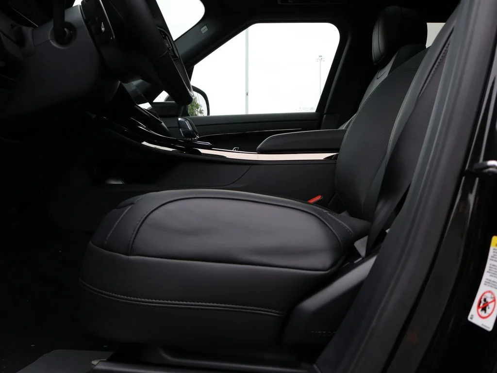 New 2026 Santorini Black Metallic Land Rover Dynamic SE image 35
