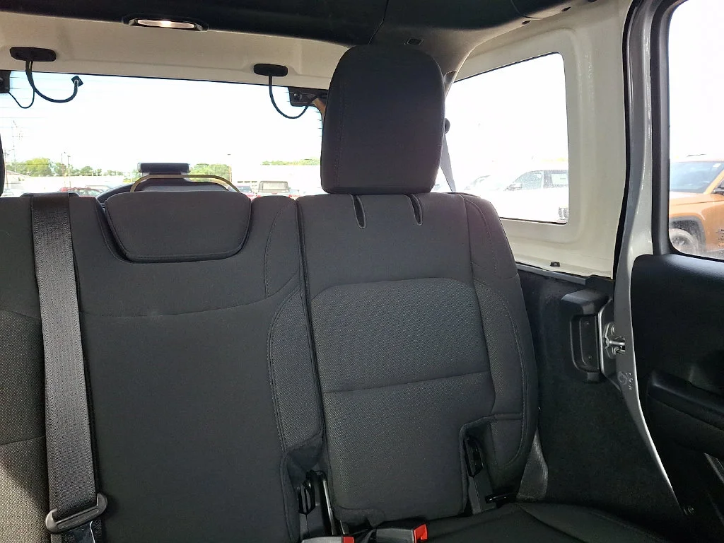 Used 2019 Silver Jeep Unlimited Sport S image 21