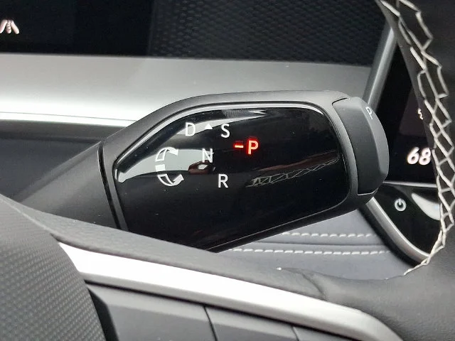 2025 Volkswagen Tiguan SE - Photo 10