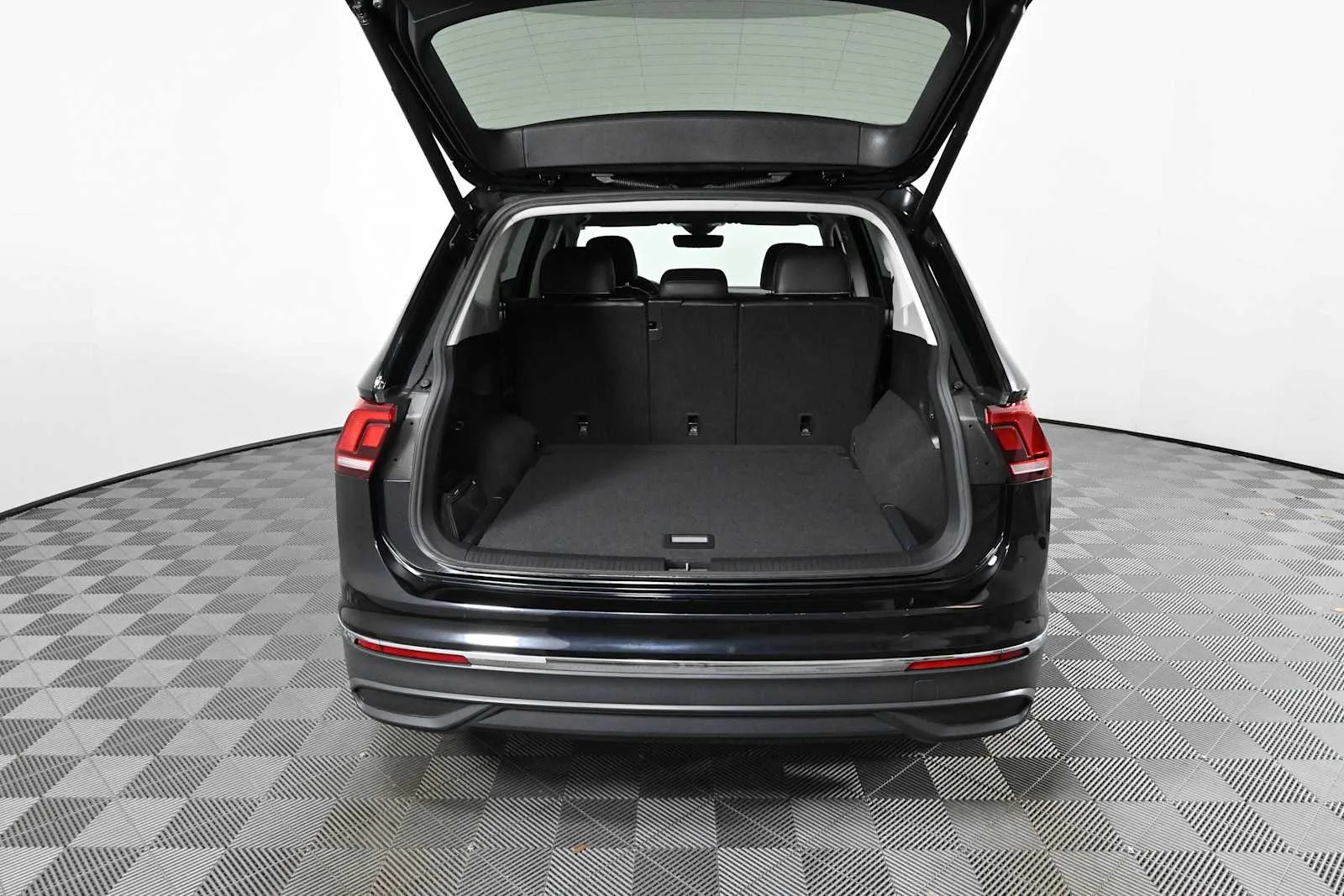 Certified Used 2022 Deep Black Pearl Volkswagen SE image 8