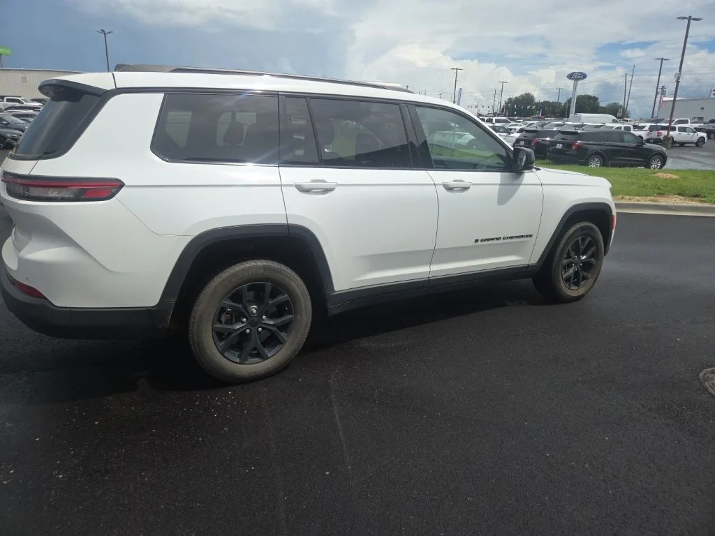 Used 2024 White Jeep Altitude image 10