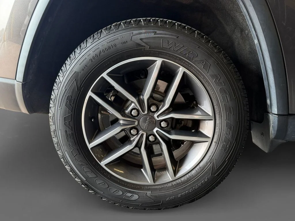 Used 2019 Gray Jeep Laredo E image 10