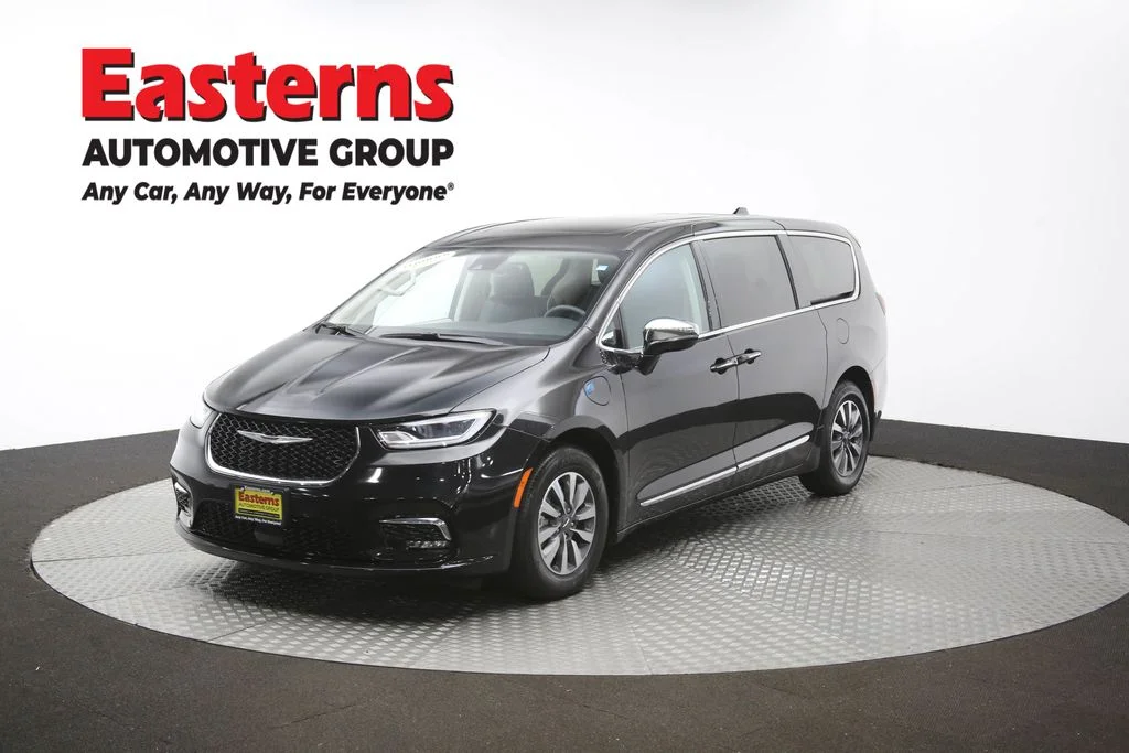 Used 2023 Black Chrysler Limited image 59