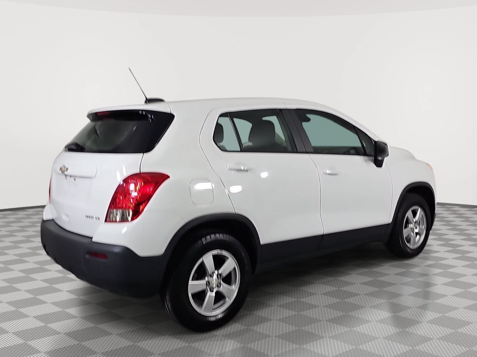 Used 2016 White Chevrolet LS image 8