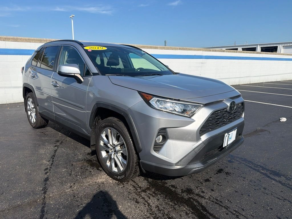 Used 2019 Silver Sky Metallic Toyota XLE Premium image 7