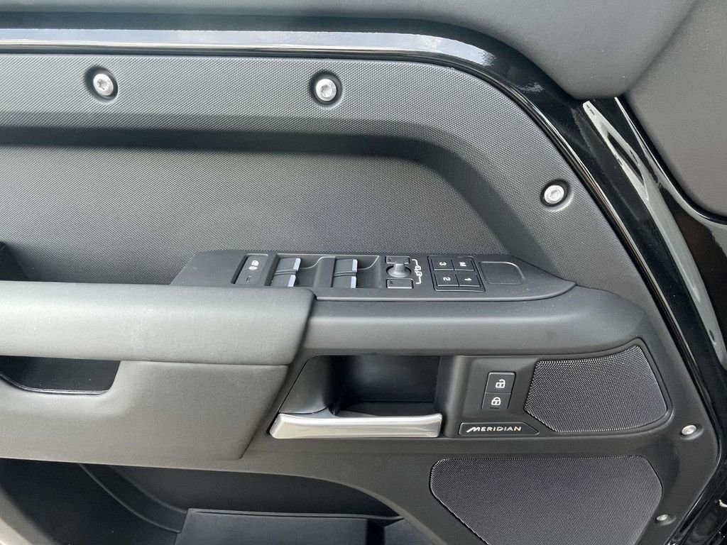 New 2026 Santorini Black Land Rover S image 32