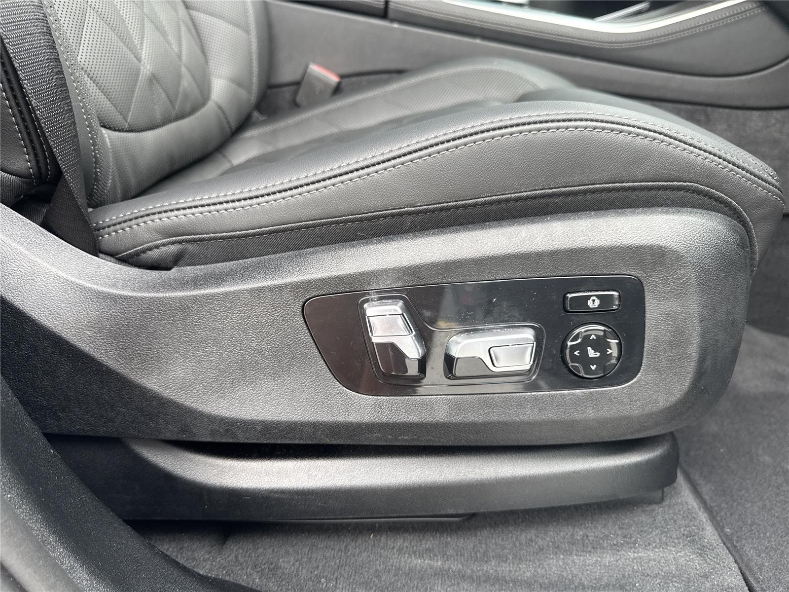 Used 2026 Skyscraper Grey Metallic BMW sDrive40i image 37
