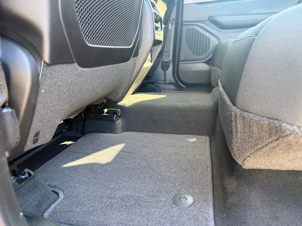 New 2026 Diamond Black Crystal Pearl-Coat Exterior Paint Jeep Laredo image 28