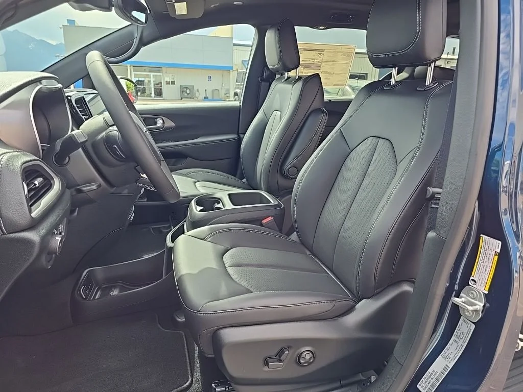 2025 Chrysler Pacifica Select - Photo 19