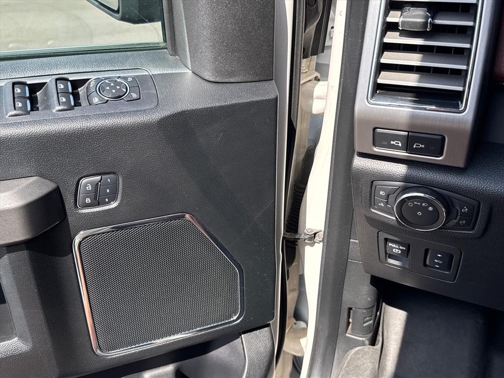 Used 2018 White Platinum Metallic Tri-Coat Ford Platinum image 24
