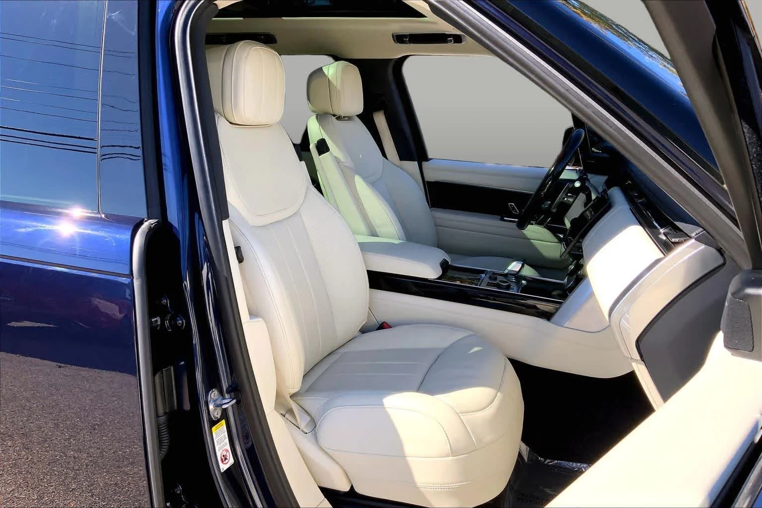 Used 2023 Portofino Blue Metallic Land Rover SE image 8