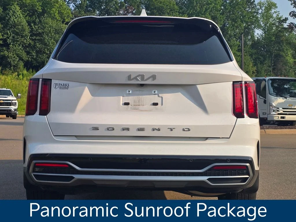 Used 2022 White Kia S image 3