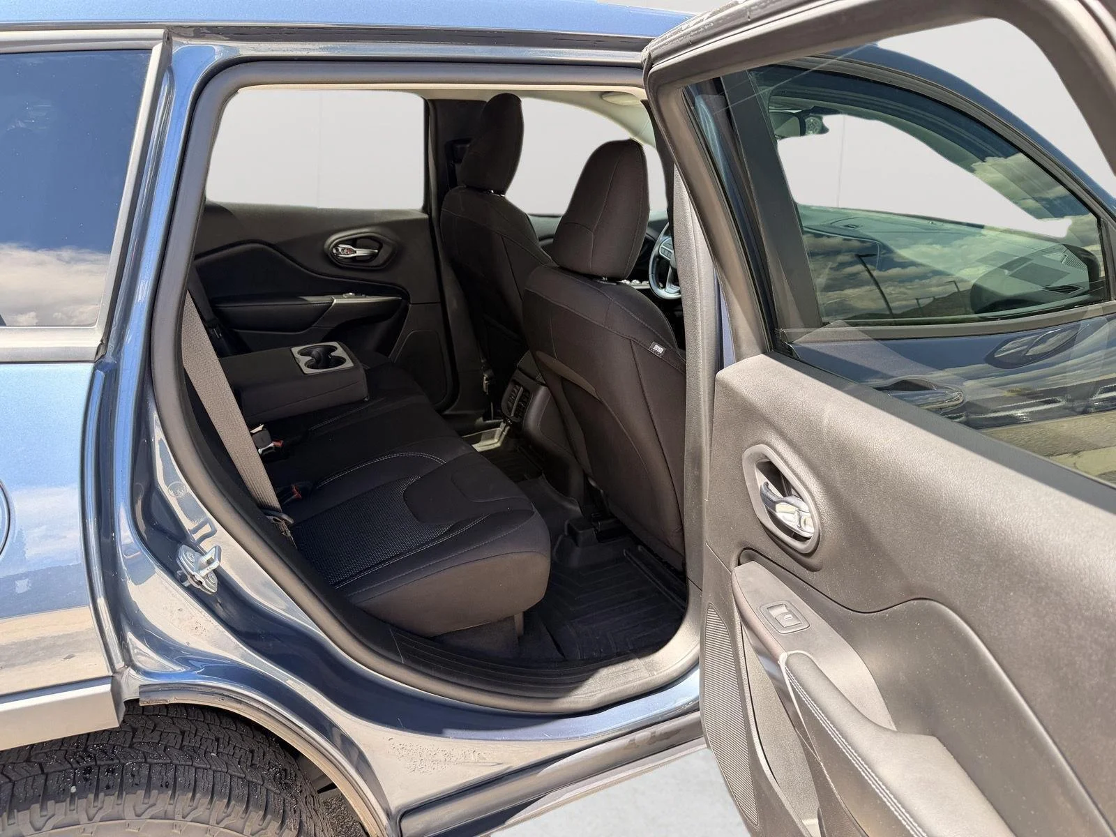 Used 2020 Slate Blue Pearlcoat Jeep Latitude image 11