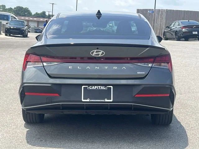 Used 2025 Gray Hyundai SEL Sport image 12