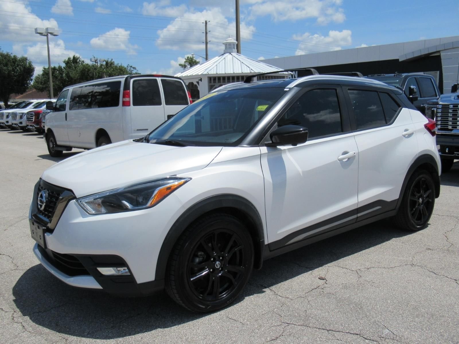 Used 2020 White Nissan SR image 4