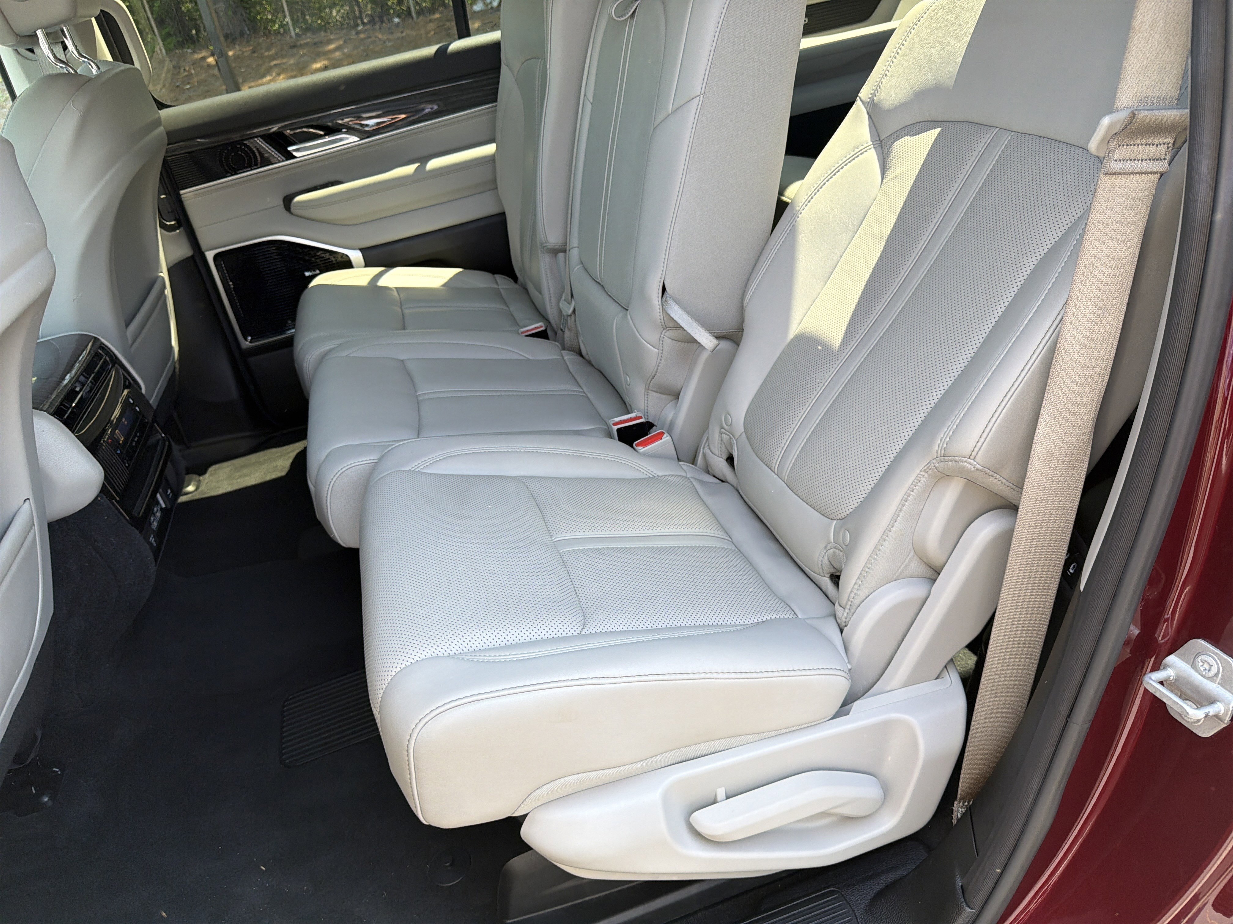 Used 2022 Velvet Red Pearlcoat Jeep Series III image 31