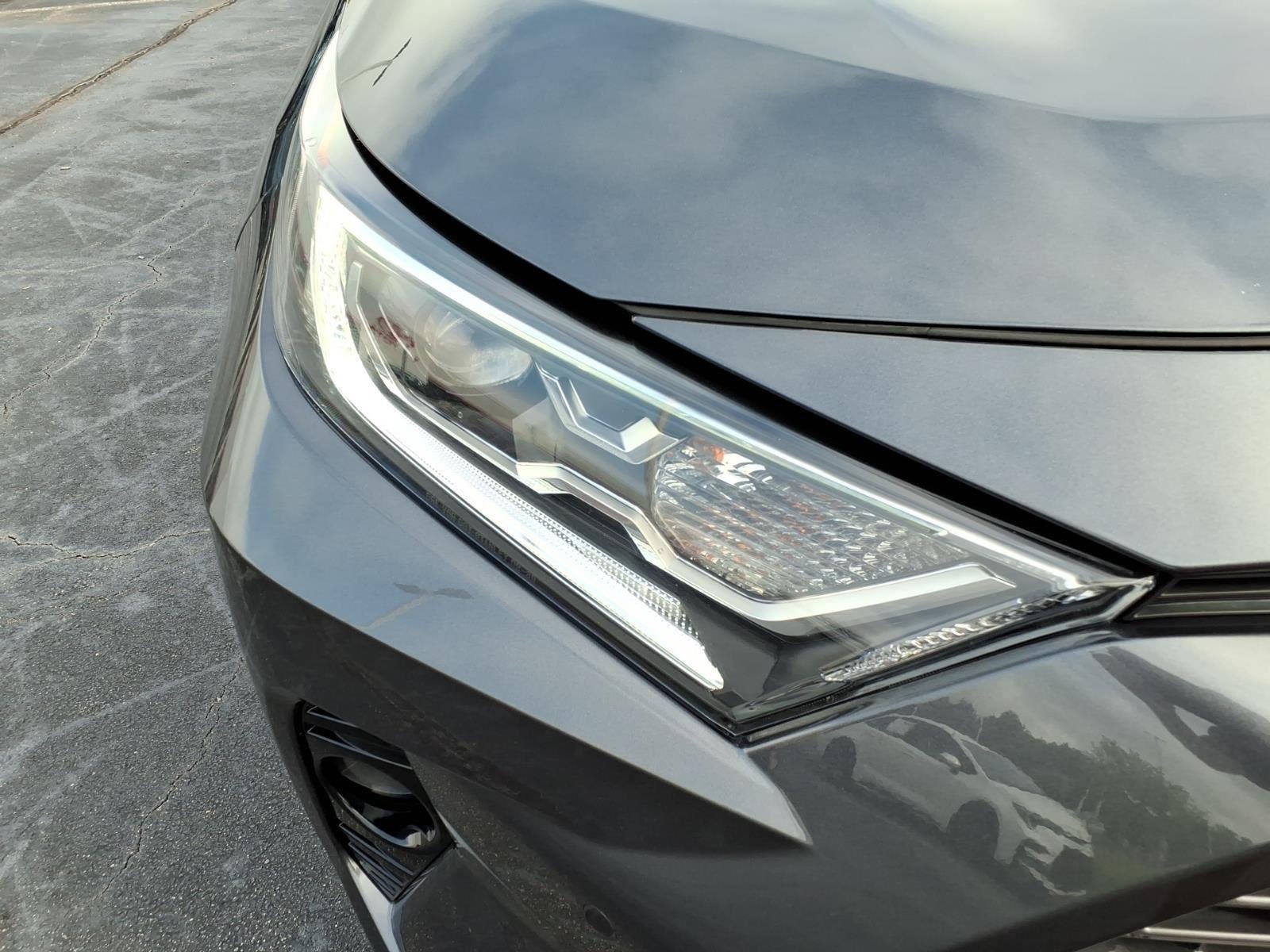 Used 2020 Magnetic Gray Metallic w/Midnight Black Roof Toyota Hybrid XSE image 17