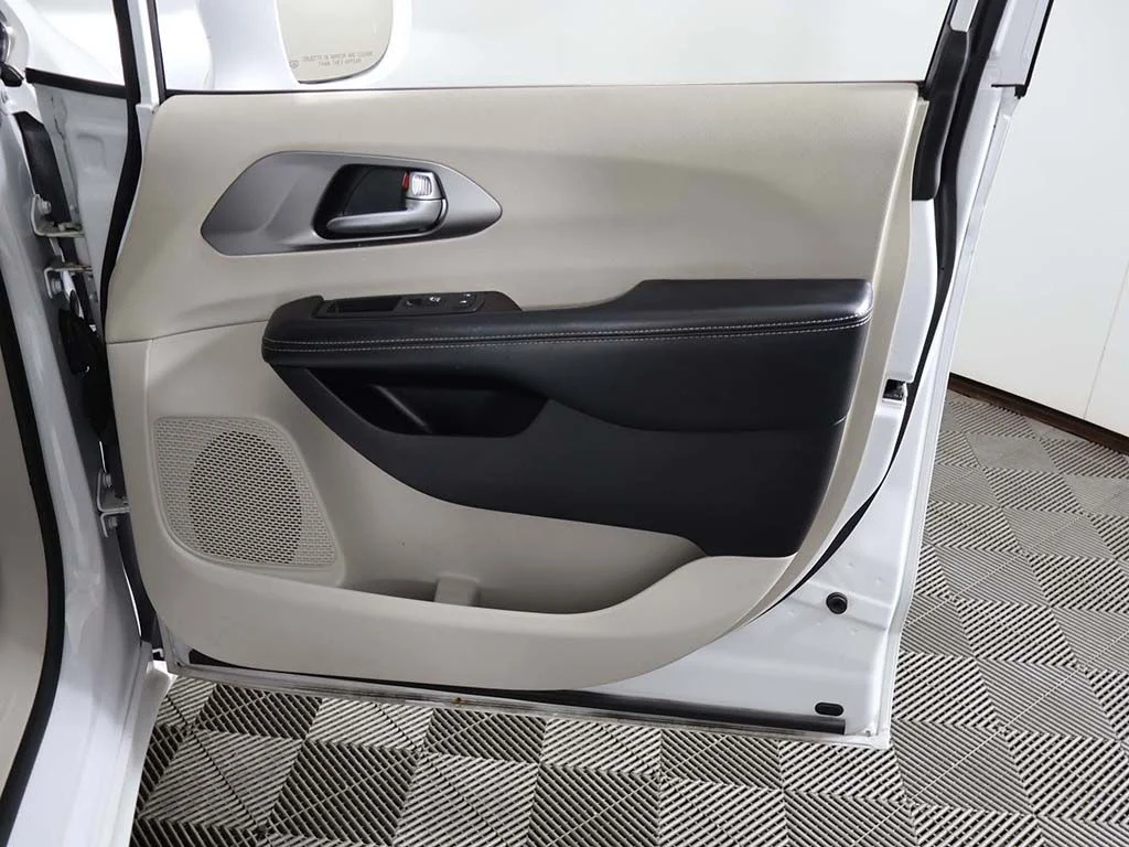 Used 2022 Bright White Clearcoat Chrysler Touring L image 23