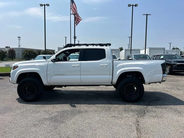 Used 2017 White Toyota SR5 image 6